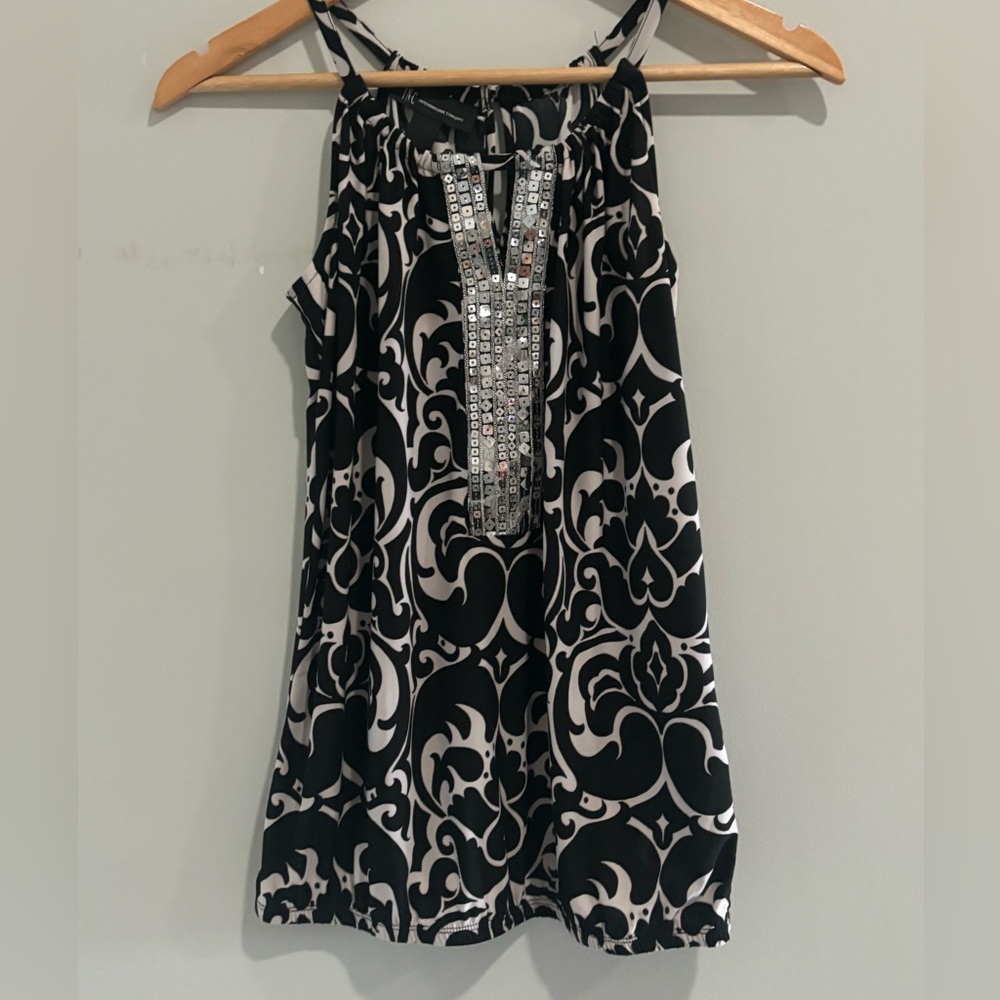 Black / white pattern sleeveless top.